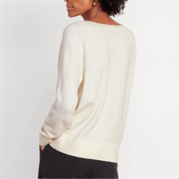 Old Navy Creme SoSoft Loose V Neck
Sweater - Picture 4 of 14